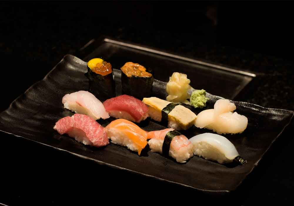 SELECCIÓN DE NIGIRIS. Ikura con huevo de codorniz, Erizo, Pescado blanco, Atún, Tamago, Vieira, Toro, Salmón, Gamba dulce, Calamar
